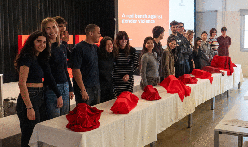 Diseños contra la violencia de género  Estudiantes de 4o año de Product Design del IED Barcelona se han sumado a la iniciativa “Banco Rojo” diseñando 9 bancos que reflejan su visión de la lucha para erradicar la violencia contra las mujeres desde la creatividad y el diseño. 