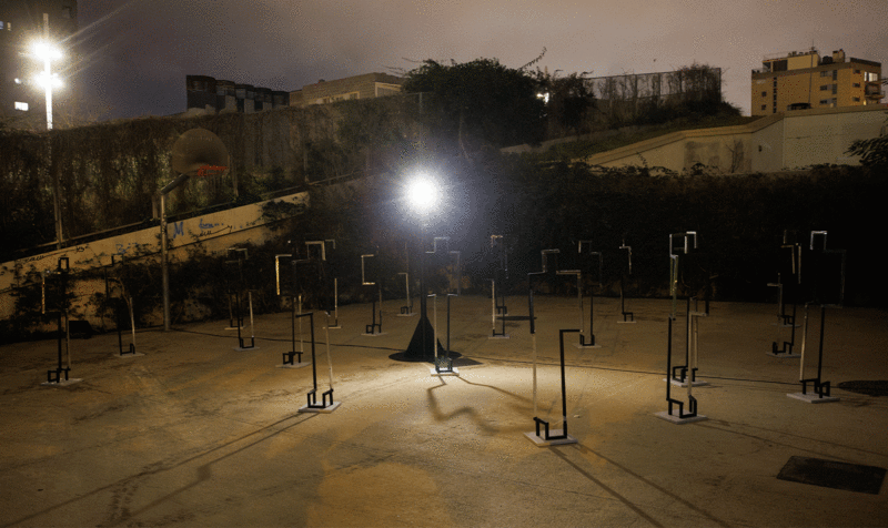 Instalación lumínica con esculturas y un faro de luz de Llum BCN 25 IED Barcelona