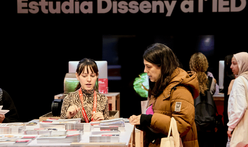 Una joven informándose en el estand del IED Barcelona del Saló de l'Ensenyament 2024