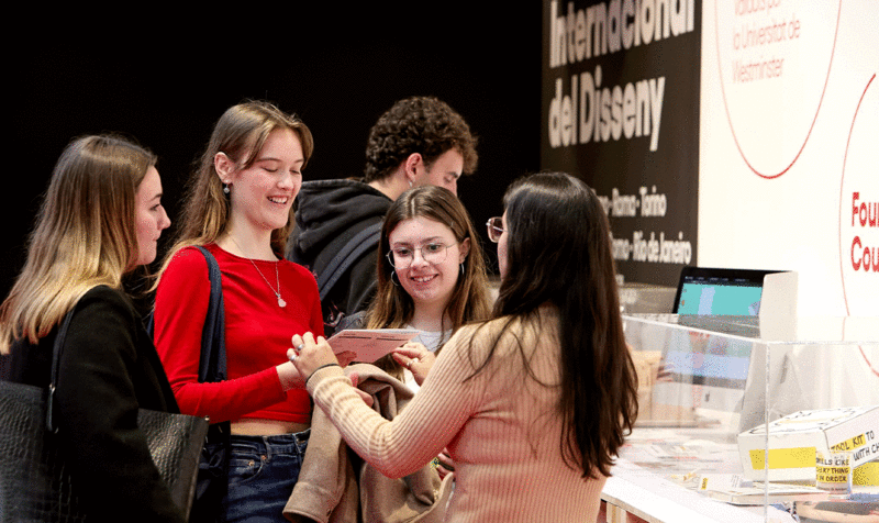 Jóvenes preguntando sobre la oferta formativa en diseño en el estand del IED Barcelona del Saló de l'Ensenyament 2024