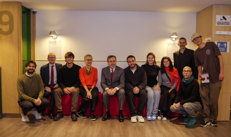 El cónsul general del Consulado General de Italia en Barcelona, Emanuele Manzitti (en el centro), y Mattia Lupini, cónsul del Consulado General de Italia en Barcelona, junto a los estudiantes, académica y el director del IED Barcelona, Andrea Marchesi.